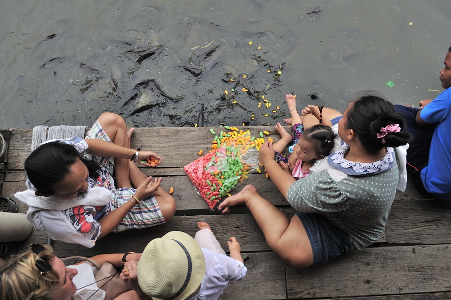 Feeding the fish on BKK river