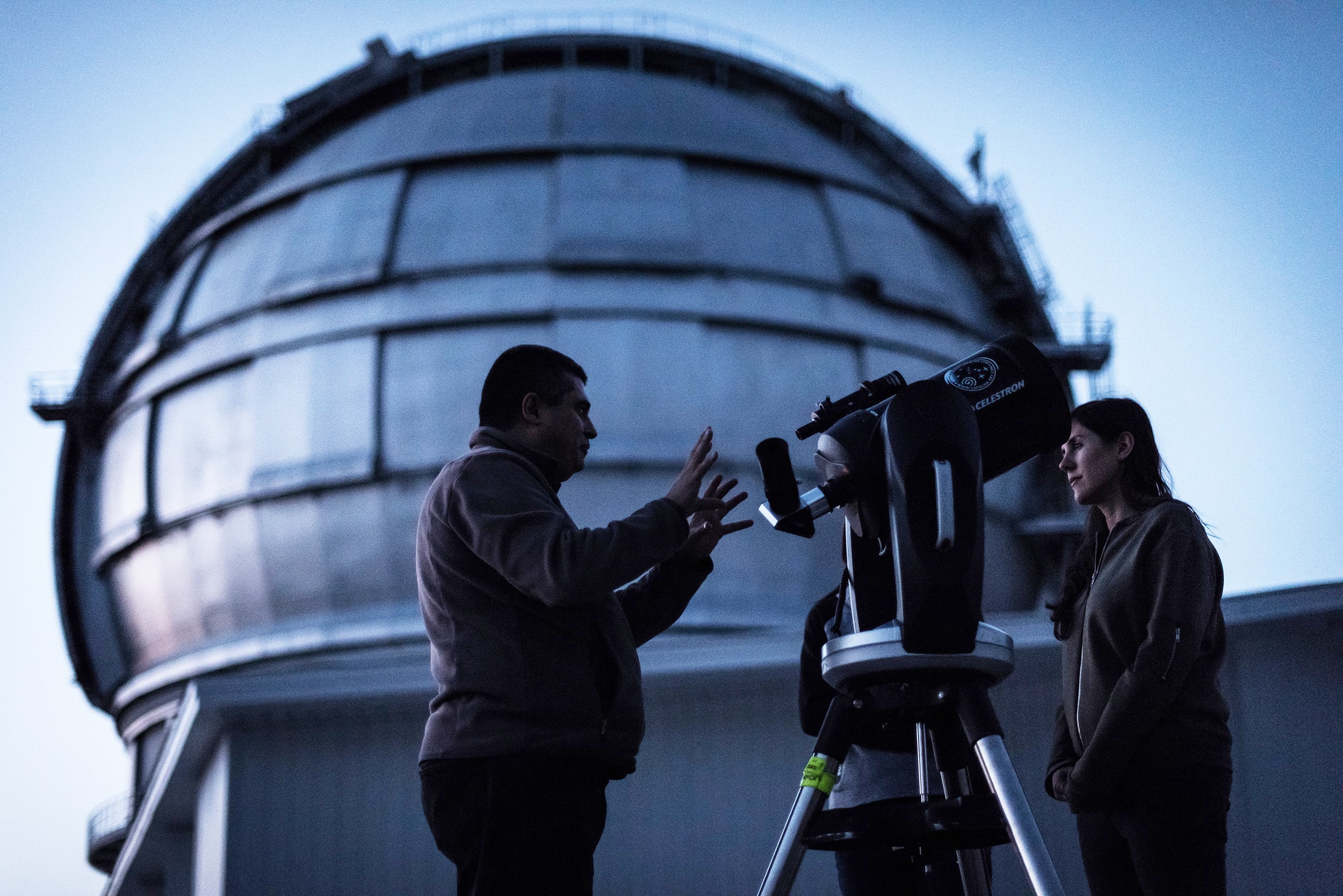 Guests preparing to observe Mars - Astro-tourism