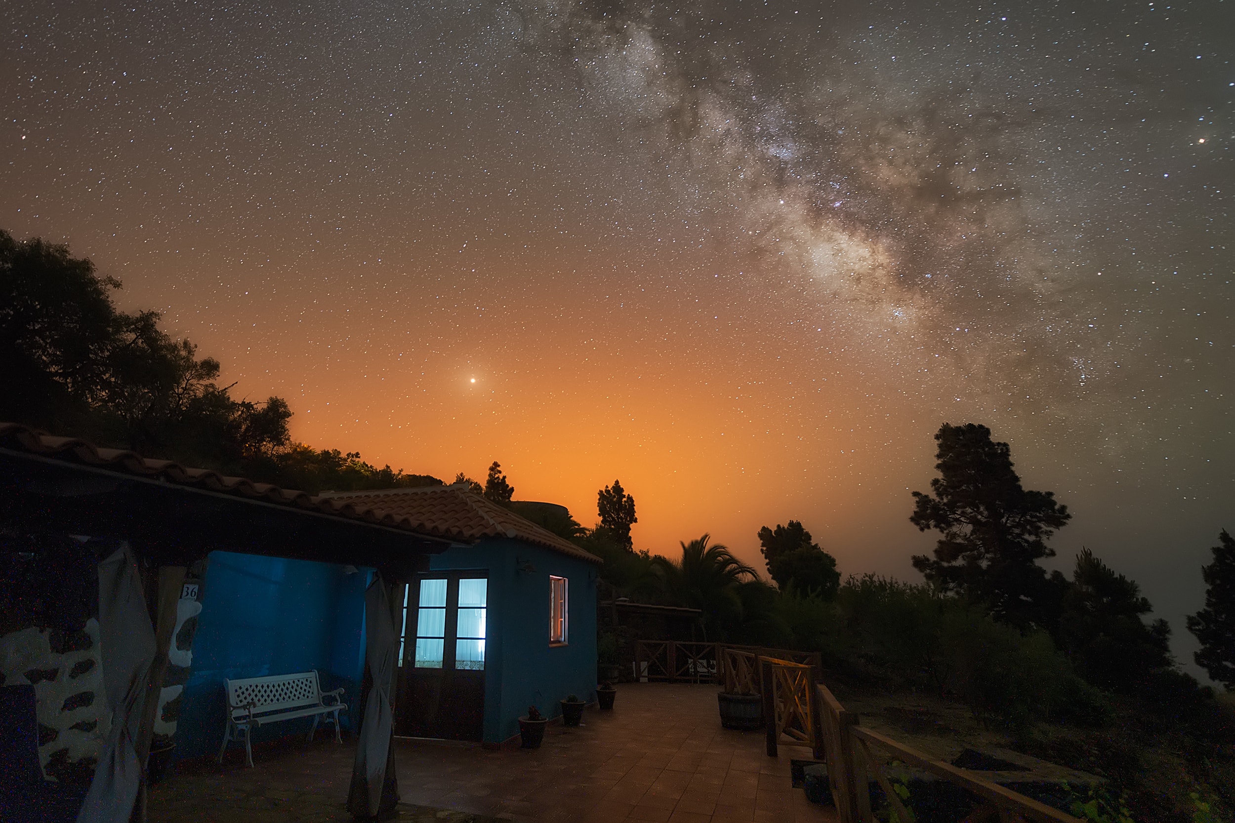 Mars (left) and the Milky Way (right) - Astro-tourism