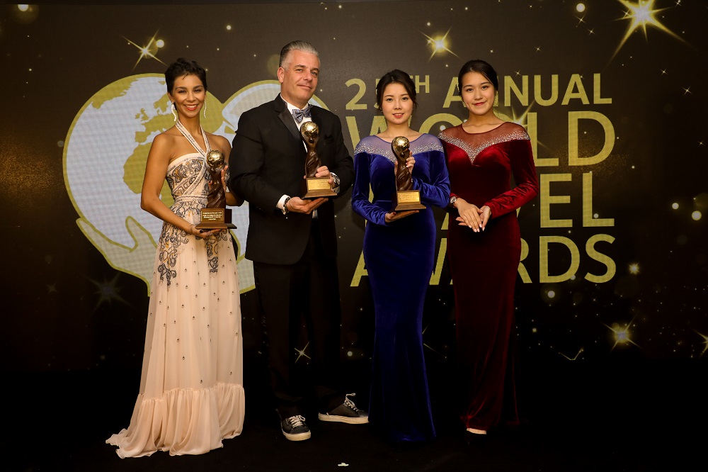 Andre van der Marck, managing director of ASIA DMC Thailand receiving the trophies