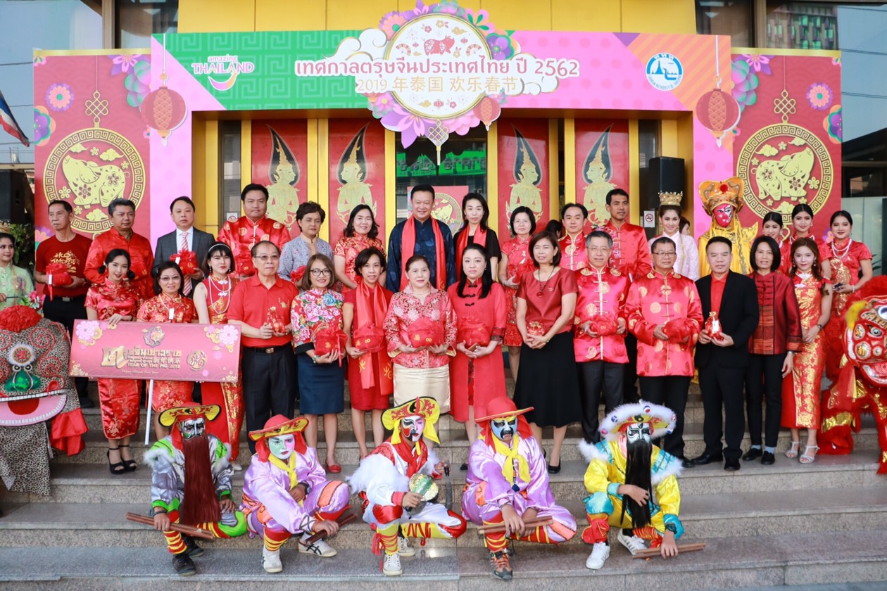 TAT Governor, Yuthasak Supasorn (back row, centre left ) with Chang Yumeng centre, right), the Counselor Cultural affairs, China