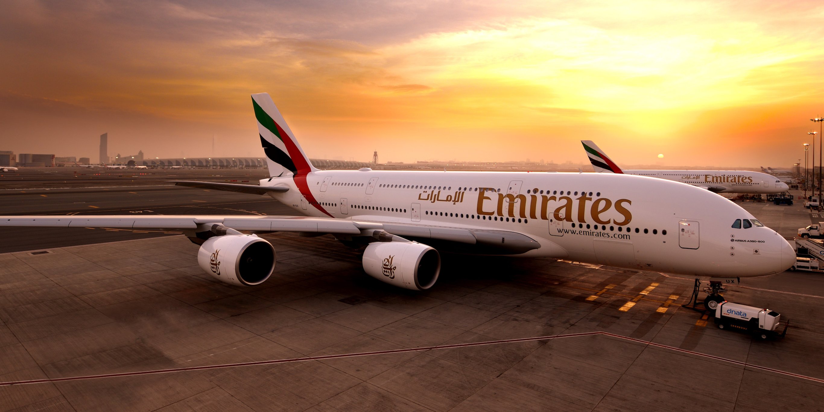 kapal terbang emirates
