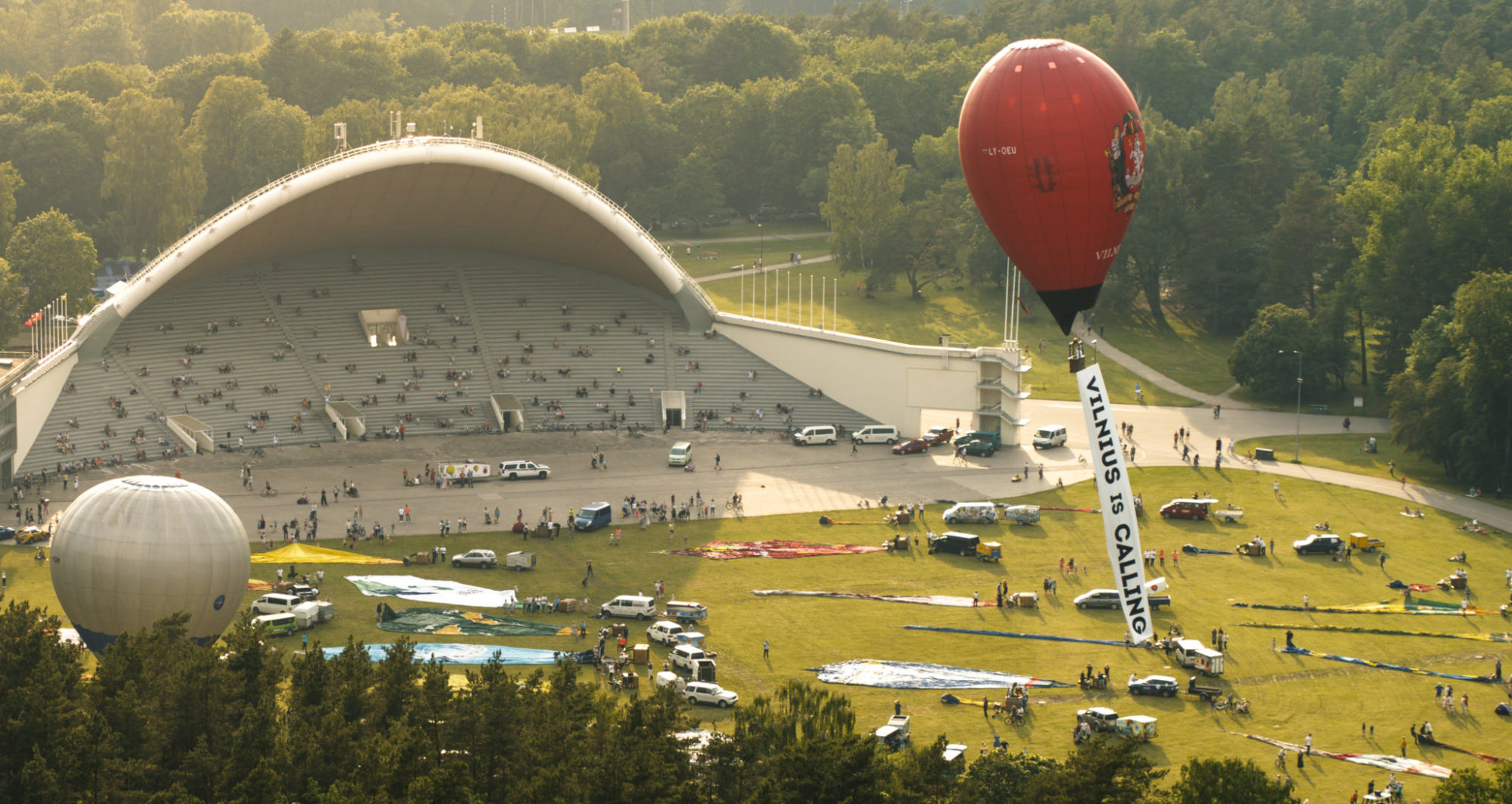 Memoriseren collegegeld Diagnostiseren Call from sky: Vilnius invites visitors with impressive flight of hot air  balloons